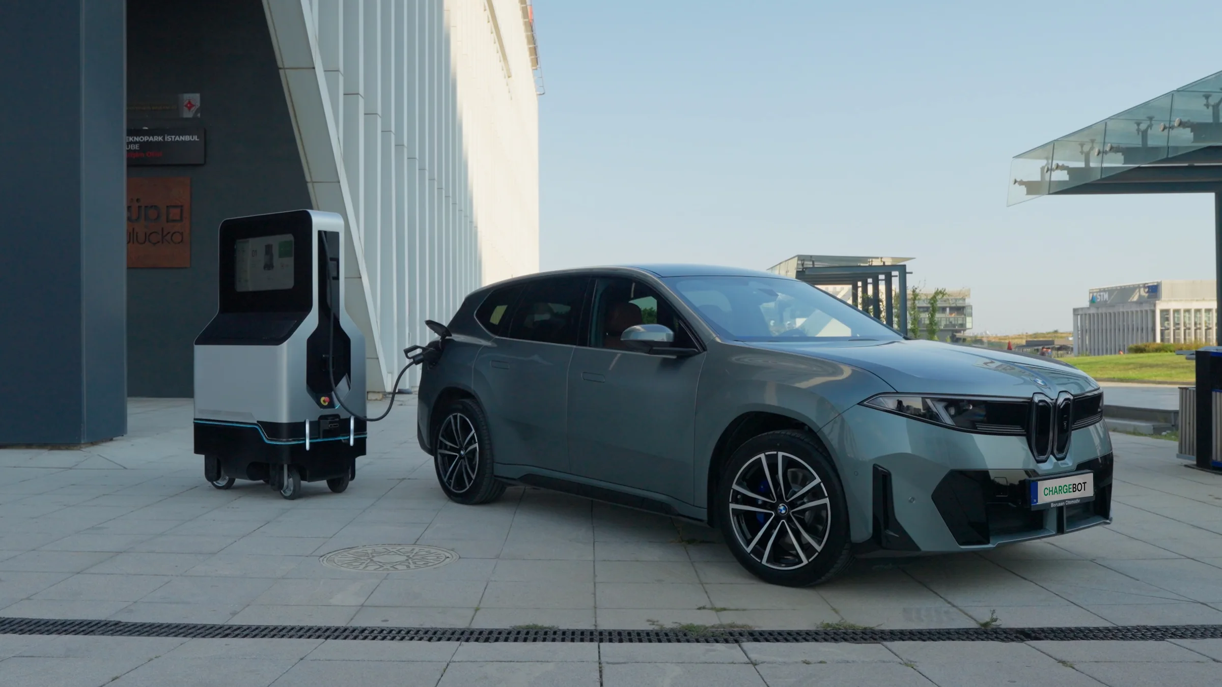 ChargeBot CB-1, Teknopark İstanbul yerleşkesinde bir elektrikli aracı şarj ederken